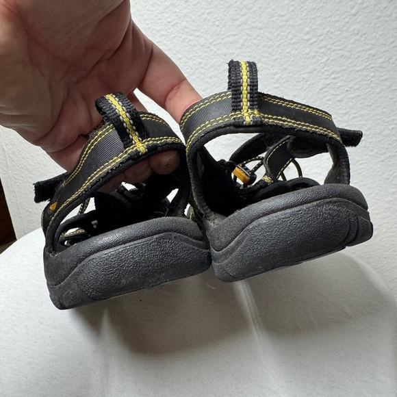 Keen Men’s Newport H2 Closed Toe Black Yellow Outdoor Rugged Sandals Size 6 - Picture 10 of 13